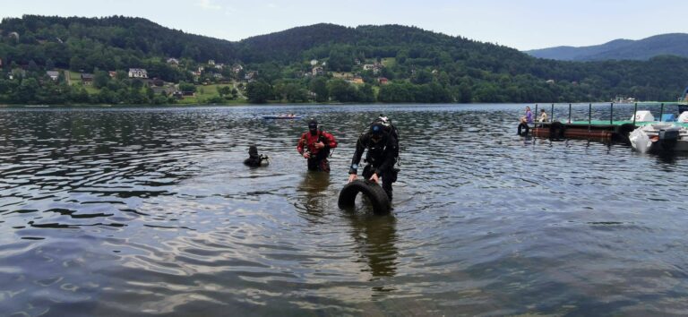 Na dnie Jeziora Żywieckiego znów pojawili się płetwonurkowie. Sprzątali to, czego nie widać z brzegu