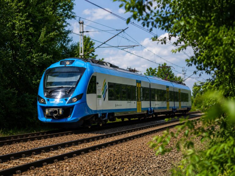 Rodzice pojadą pociągiem za 10 zł. Koleje Śląskie uruchomiły wakacyjną promocję dla rodzin