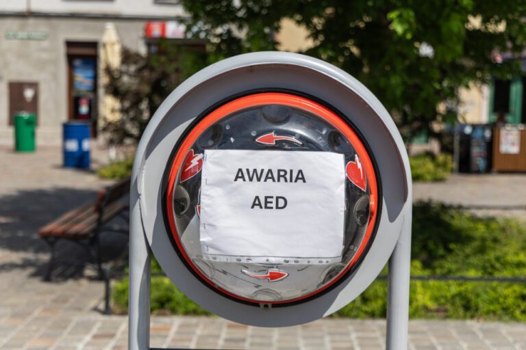 Ktoś uruchomił AED bez powodu. Teraz urządzenie ratujące życie nie nadaje się do użycia