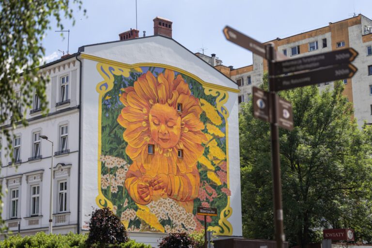 Mural Gleo przy Placu Opatrzności Bożej przyciąga wzrok. Dziecko-kwiat na ścianie kamienicy