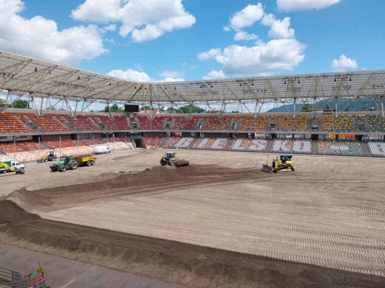 Wielka zmiana na Stadionie Miejskim w Bielsku-Białej. Stara murawa została już usunięta