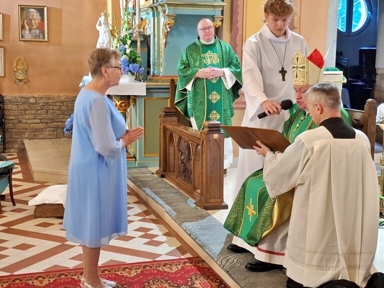 Ma 71 lat, wychowała czworo dzieci i została pobłogosławioną wdową. Wyjątkowa uroczystość w Bielsku-Białej