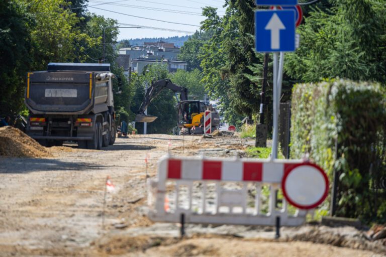 Duża przebudowa ulicy Akademii Umiejętności nabiera tempa. MZD podał termin zakończenia całej inwestycji