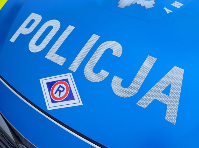 Zawisł passatem na krawężniku. Policjanci odkryli znacznie więcej: 2 promile, narkotyki i cztery listy gończe
