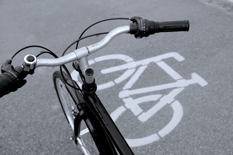 VeloKoszarawa w gminie Świnna coraz bliżej. Podpisano umowę, powstaną nowe odcinki trasy, dwie kładki i miejsca dla rowerzystów