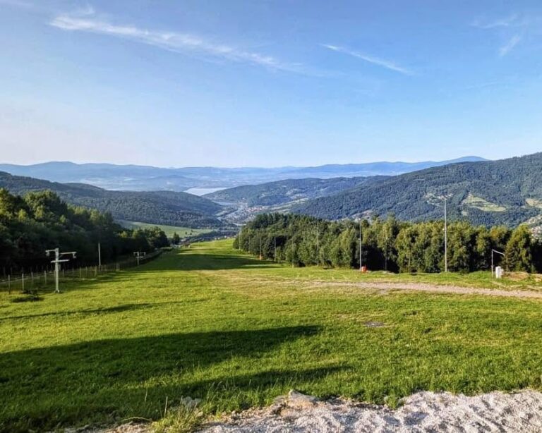 Film na szczycie i widok na Beskidy. Góra Żar zaprasza na wieczorne kino plenerowe