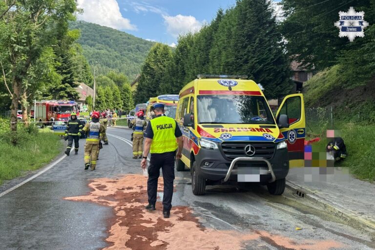 Policja podała nowe szczegóły tragedii w Czernichowie. Ciężarówka przewróciła się na łuku drogi