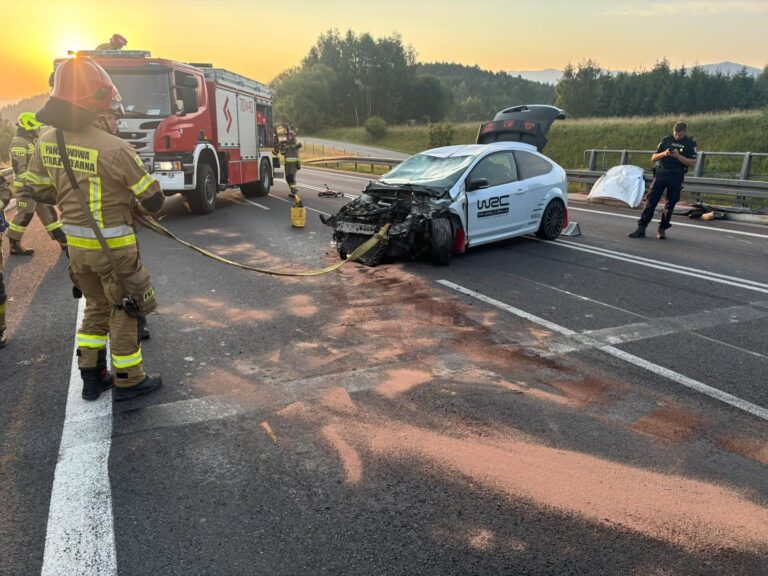 Groźnie wyglądające zdarzenie na S1 w rejonie Milówki. Auto uderzyło w infrastrukturę drogową