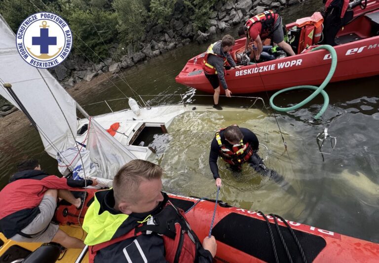 Wywrócone jachty, osoby uwięzione na jeziorze i akcje ratunkowe. Beskidzkie WOPR pomogło 61 osobom