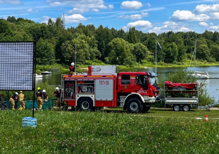 Strażacy z Żywiecczyzny i Bielska-Białej ruszyli do wspólnej akcji. Wielkie ćwiczenia nad Jeziorem Żywieckim