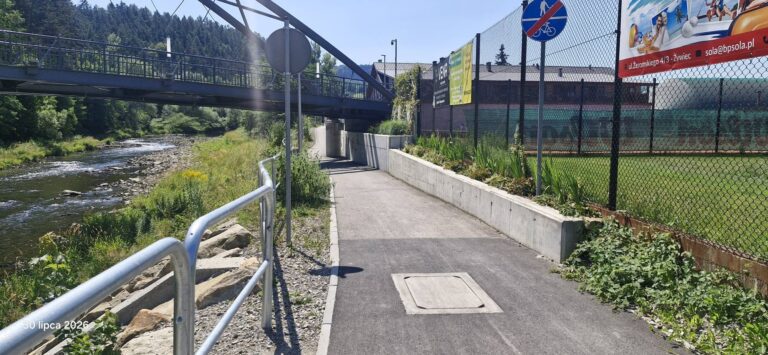 Kolejny fragment ścieżki pieszo-rowerowej w Żywcu ukończony. Powstały ławki i stacja naprawcza