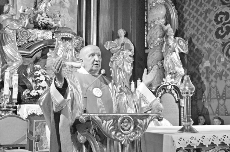 Nie żyje ks. infułat Władysław Fidelus. Przez 40 lat kierował żywiecką konkatedrą i przyjmował Jana Pawła II