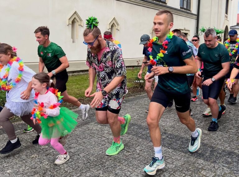 Mżawka ich nie zatrzymała. Hawajski parkrun zgromadził ponad 110 uczestników i wolontariuszy