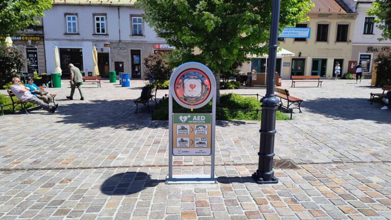 Ktoś otworzył AED „dla zabawy”. Defibrylator na Placu Wojska Polskiego znów działa