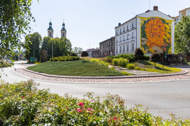 Bielsko-Biała zamieniła ronda w kwitnące wizytówki. Jedno z nich zaprojektowano w światowym stylu