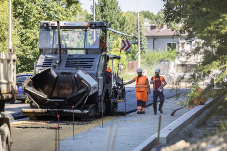 Modernizacja ulicy Piastowskiej idzie zgodnie z planem. Drogowcy budują dwa ronda i układają kolejne warstwy asfaltu