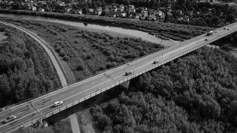 Tragedia w Żywcu. 40-letni mężczyzna zginął w rejonie mostu. Na miejscu pracowały wszystkie służby