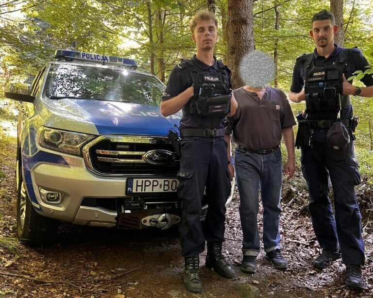 Niebezpieczne znalezisko w rejonie Przełęczy Przegibek. Turysta natrafił na pocisk artyleryjski