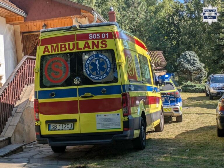 Nie mogli się z nim skontaktować. Policjanci wyważyli drzwi do domu, w środku był 76-latek wymagający pomocy