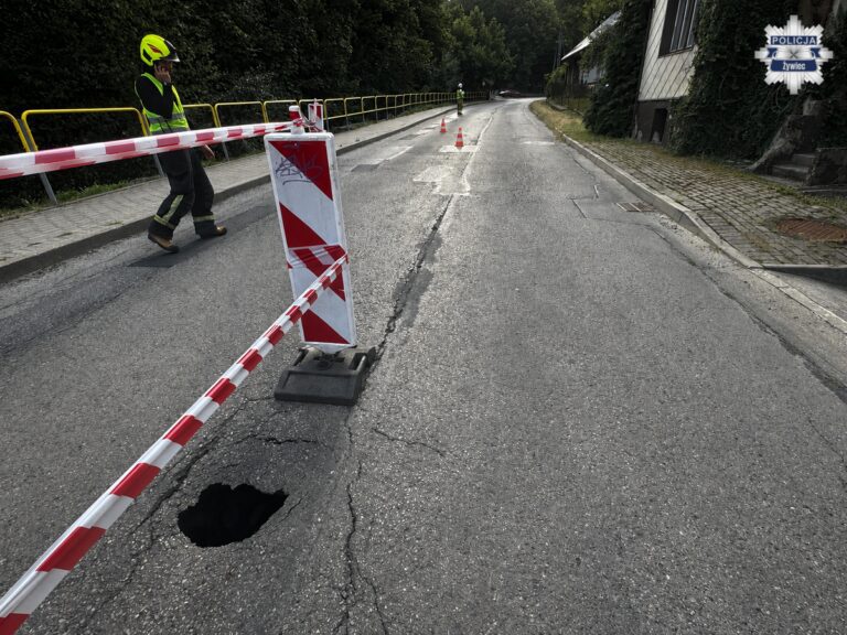 Głęboka wyrwa pojawiła się na drodze w Międzybrodziu Bialskim. Wprowadzono ruch wahadłowy i są utrudnienia