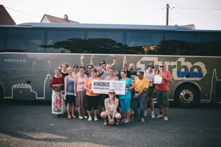 Niezwykła podróż śladami dawnych kin. Kinobus odwiedzi trzy miasta w naszym regionie