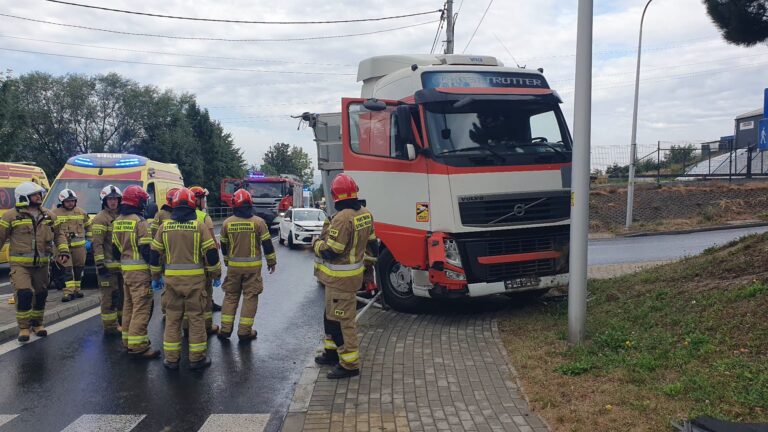 Karambol w Bielsku-Białej. Ciężarówka uderzyła w kilka pojazdów, kierowca trafił do szpitala