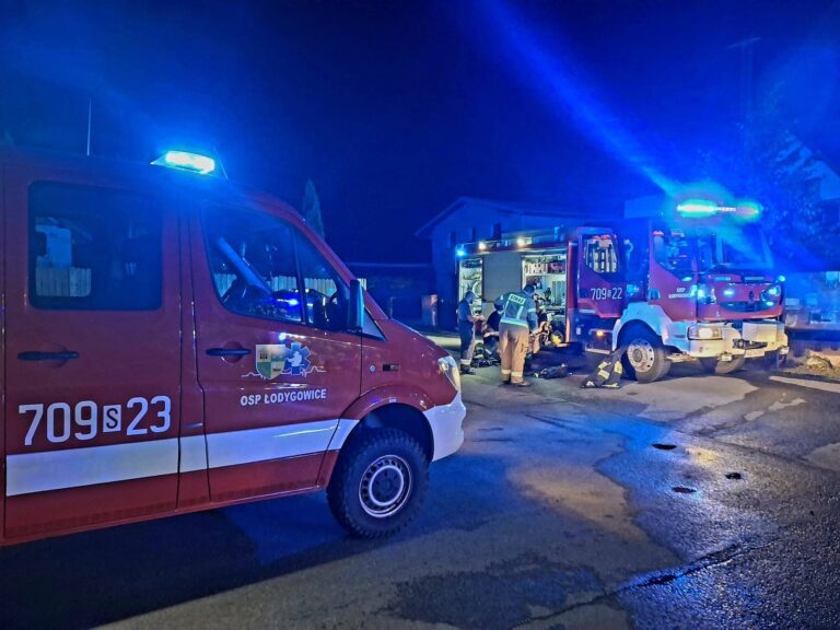 Nocny pożar domu w Biernej. Ogień objął piętro, jedna osoba została poszkodowana