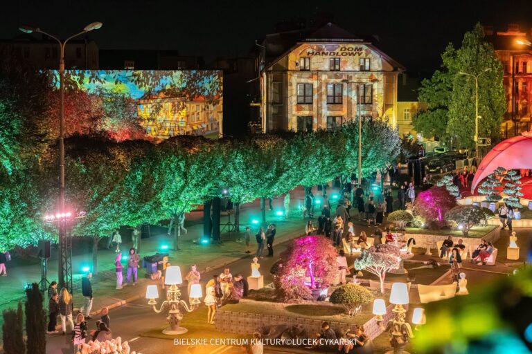 Ulica Zamkowa przeżywa oblężenie. Art Square przyciąga tłumy, a przed nami finał pełen wydarzeń