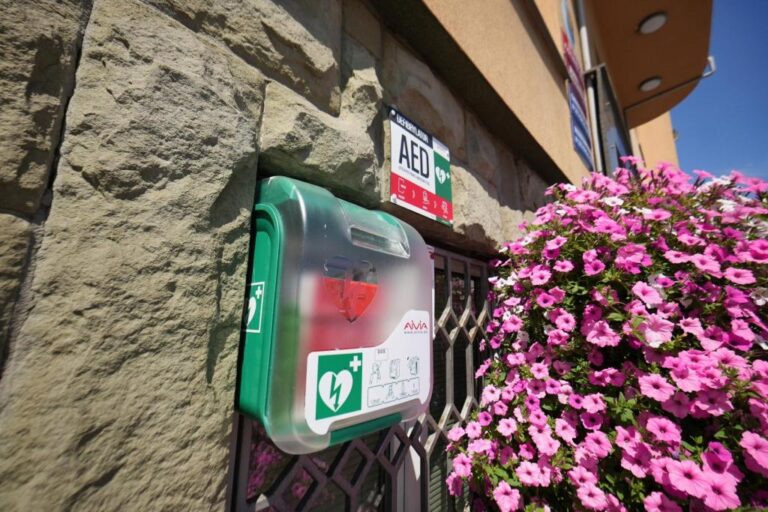 Gmina Czechowice-Dziedzice zwiększa bezpieczeństwo mieszkańców. Defibrylatory AED trafiły do 17 lokalizacji