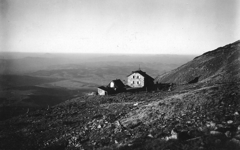 Schronisko na Babiej Górze zaczęto budować 4 sierpnia 1904 roku. Dziś niemal nie ma po nim śladu