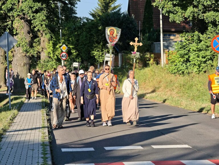 Jedna z najstarszych pielgrzymek w Polsce wyruszyła z Żywca. Pątnicy zmierzają na Jasną Górę