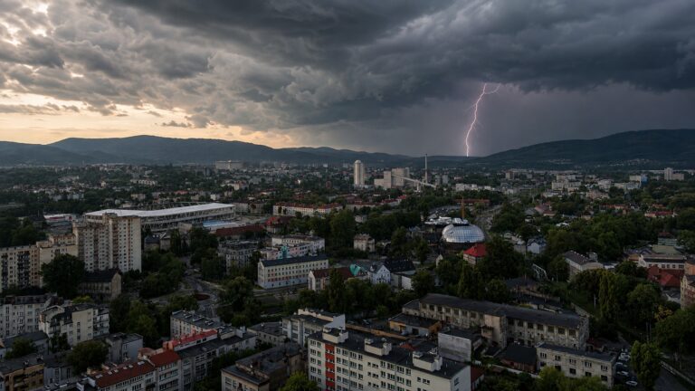 Ostatni dzień upału i zmiana pogody. Dla regionu wydano ostrzeżenie drugiego stopnia przed burzami
