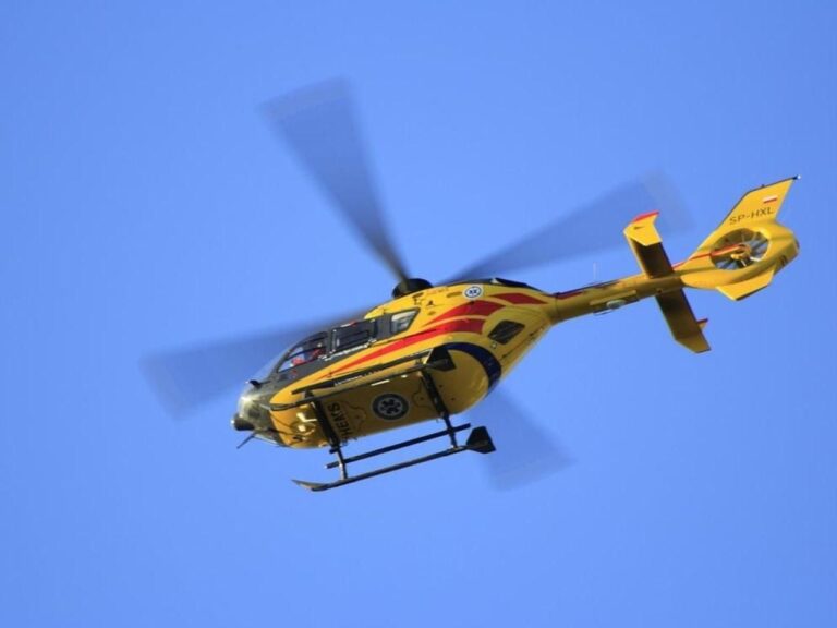 Nocna akcja ratunkowa w Radziechowach. Mężczyzna z urazem kręgosłupa trafił śmigłowcem do szpitala