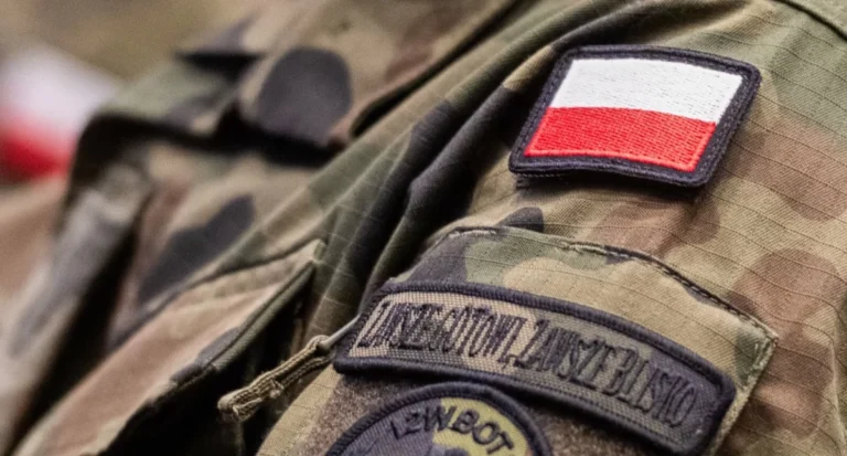 Tak Żywiecczyzna uczci Święto Wojska Polskiego. Skoki spadochronowe, 100-metrowa flaga i wojskowy piknik