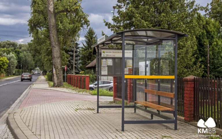 Bielsko-Biała odnawia przystanki. Cztery wiaty po remoncie, na kolejnych pojawiły się nowe ławki