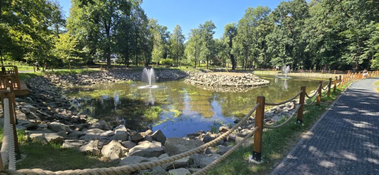 Park Zdrojowy w Jaworzu zmienił się po rewitalizacji. Nad stawem powstały nowe pomosty i miejsca odpoczynku