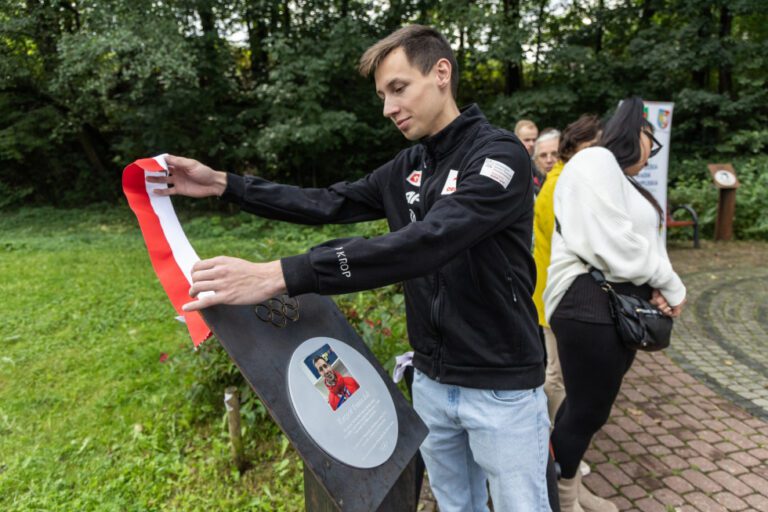 Kacper Tomasiak ma swoją tablicę w Galerii Beskidzkich Olimpijczyków. Wyjątkowa ceremonia w Bielsku-Białej