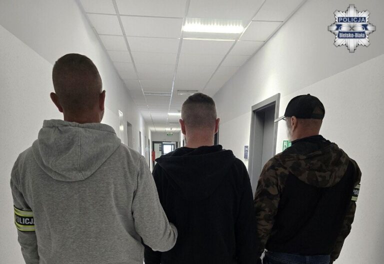 Spryskali go gazem, bili pięściami i kopali. Na koniec zabrali mu nawet spodnie