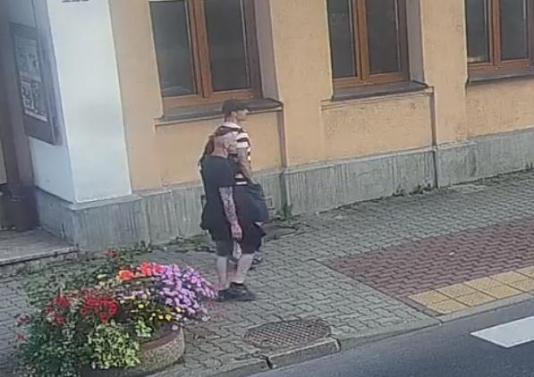Policja szuka dwóch mężczyzn po kradzieży torebki na cmentarzu w Bielsku-Białej. Opublikowano zdjęcia