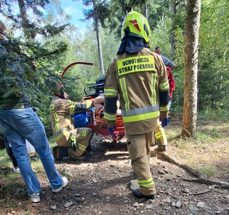 Trudna akcja ratunkowa na granicy Brzuśnika i Cięciny. Ostatnie 200 metrów ratownicy pokonali pieszo