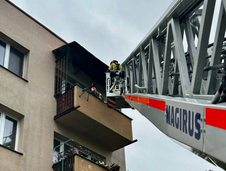 Pożar na czwartym piętrze w Bielsku-Białej. Prawdopodobną przyczyną był niedopałek