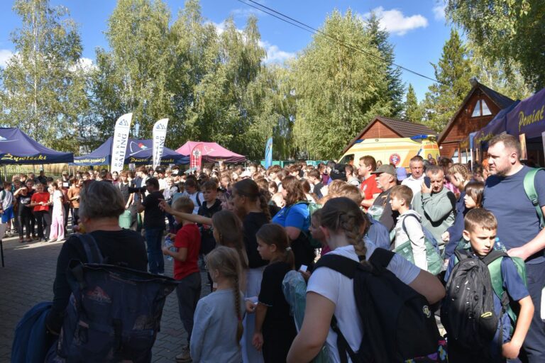 28. Zlot „Czyste Góry 2026”. Setki uczniów przemierzały Beskidy i sprzątały górskie szlaki