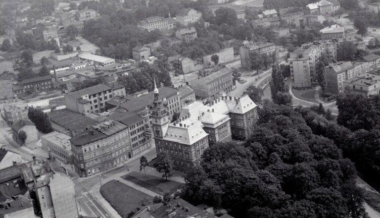 Spacer po dawnej Białej: między blokami odkryją ulice, domy i fabryki, których już nie ma