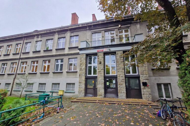 Prezydent ogłosił rozwiązanie sprawy SP nr 9. Rodzice odpowiadają: „Kategorycznie dementujemy”