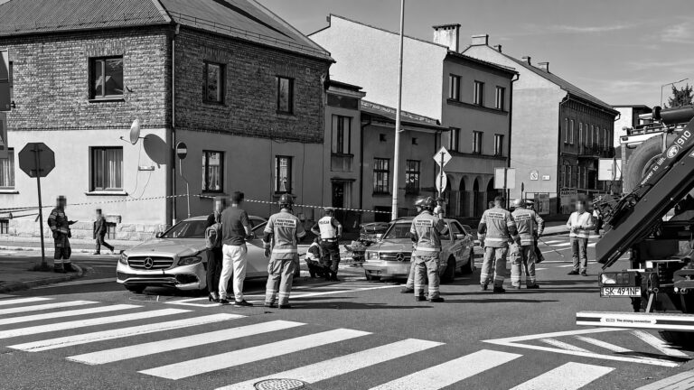 [AKTUALIZACJA] Tragiczny finał poważnego wypadku w Żywcu. Jedna z potrąconych pieszych zmarła w szpitalu