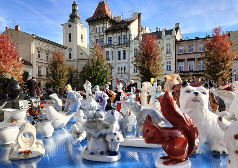 Jeden przedmiot może skrywać dziesiątki lat historii. Październikowa giełda staroci w Bielsku-Białej